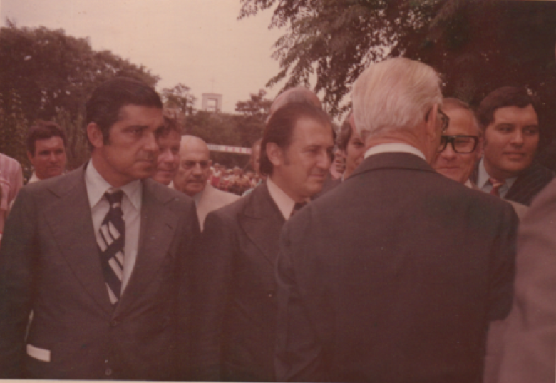 || Presidente Ernesto Geisel (de costas) em conversa com Roberto Wypich, diretor-presidente da Cotriguaçu. Da esquerda à direita, Jayme Canet Junior, governador do Paraná e deputado estadual Egon Pudell.
Imagem: Acervo Evânia Koehler.