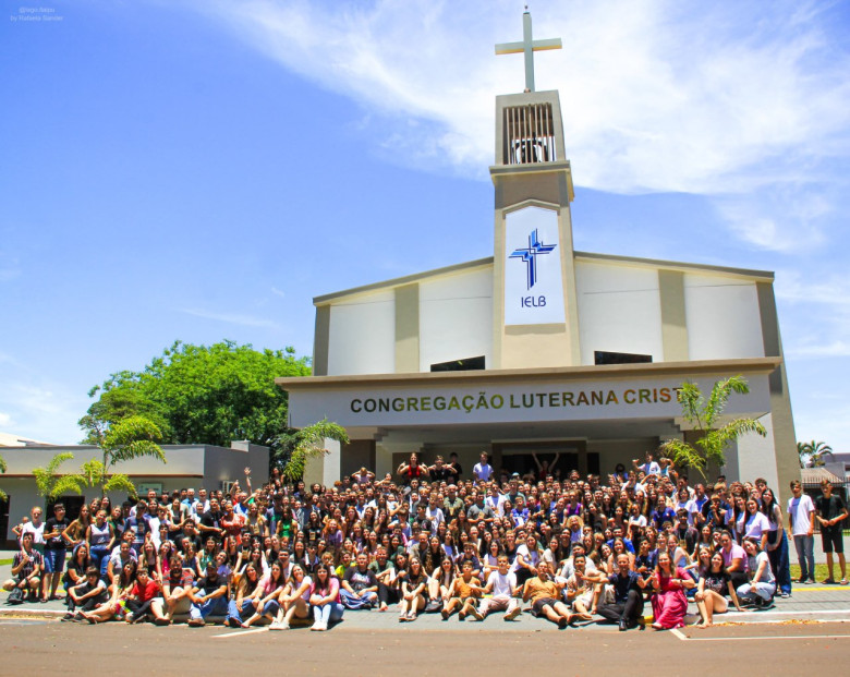 || Foto oficial do encerramento do JELPAR 2024 com os participantes posando em frente à Igreja da Congregação Cristo.
