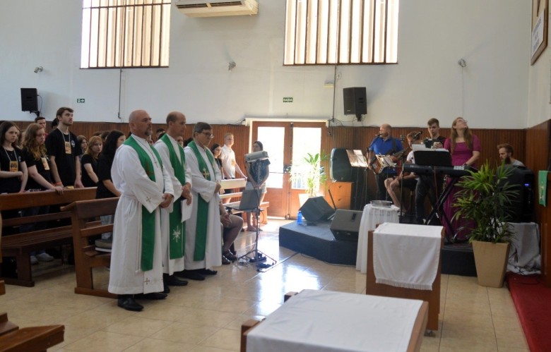 Pastores Daniel Maron,  Marcos Markendorf e Davi Bischoff durante uma celebração