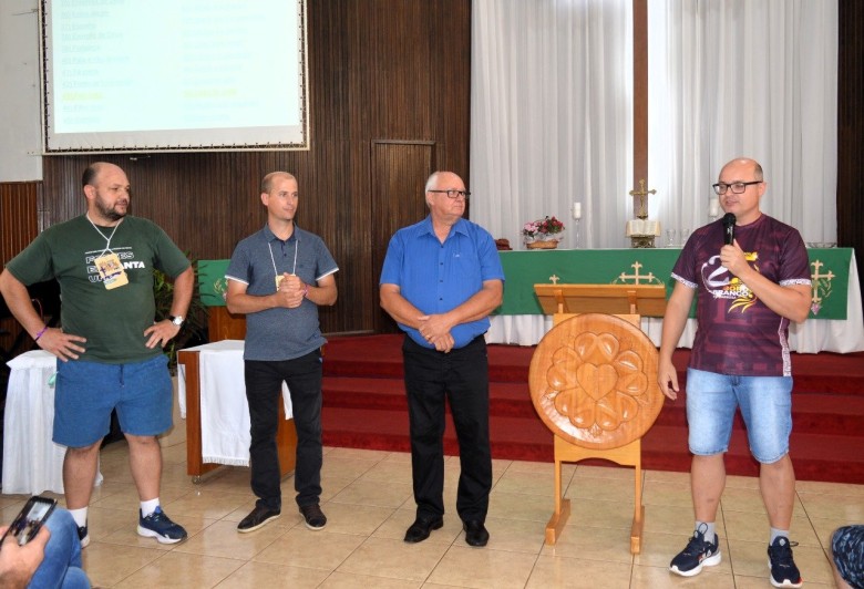 || Momento de abertura do Congresso.
Da esquerda à direita: pastor pastor Ozéias Wendler,  pastor Marcos Markendorf, Davi Wulff, presidente da Congregação Cristo, e o pastor Cleudimar Wullf fazendo explicação sobre o alojamento no Colégio Luterano Rui Barbosa.