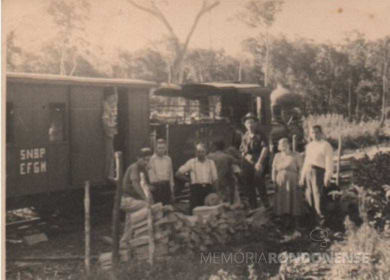 || Locomotiva  e pioneiros na linha férrea de Porto Mendes a Guaíra, na década de 1950.
Imagem: Acervo Projeto Memória Rondonense