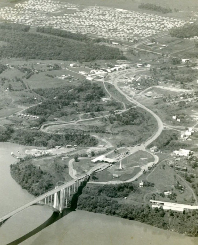 || Vista aérea da ponte da amizade e ao fundo vila A.
Imagem: Acervo e legenda de Leandro Monteiro / Facebook.

