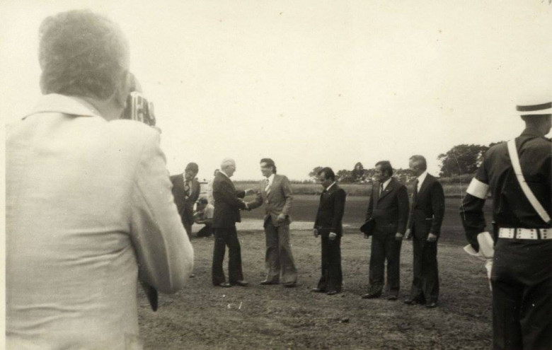 Chegada do Presidente Ernesto Geisel no aeroporto de Marechal Cândido Rondon. 
Da esquerda a direita: governador Jaime Canet Júnior, Presidente Ernesto Geisel, deputado estadual Werner Wanderer (saudando o Presidente), juiz de direito José Carlos Lins Santos, vereador Verno Scherer, presidente da Câmara Municipal  e Almiro Bauermann, prefeito municipal de Marechal Cândido Rondon. 
Imagem: Acervo Fundo Fotográfico de Marechal Cândido Rondon. 