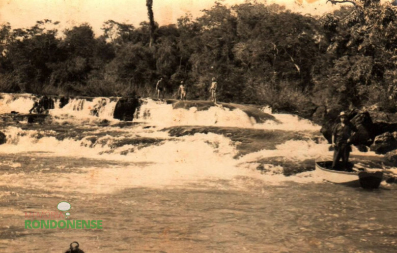 Cachoeira do Rio São Francisco, no distrito de Margarida, local considerado apropriado para a caça de antas, fotografada em junho de 1963. A pessoa de chapéu escuro no cromo é o pioneiro Olíbio Lettnin e os outros companheiros atrás de caça de antas. 
A cachoeira não é visível quando o nível de água do Reservatório da Itaipu Binacional estiver normal. Somente reaparece se o nível fica abaixo da cota. 
Imagem: Edeltraud Steinmacher Lettnin