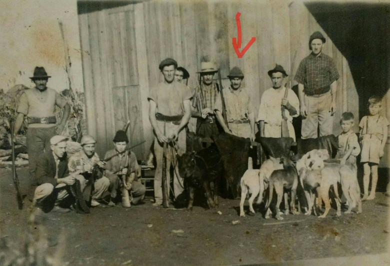 Pioneiros rondonenses, entre eles Arnildo João Griebeler (no detalhe) após caçada. 
Na foto, aparece três couros de antas, um filhote de anta vivo e veados. 
Imagem: Acervo Nenito Costa - Camboríú. 