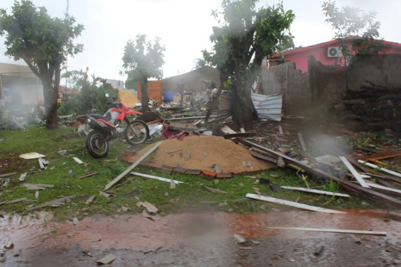 Outra vista da destruição na área residencial do Parque Industrial III. 
Autor da imagem: Não identificado. 