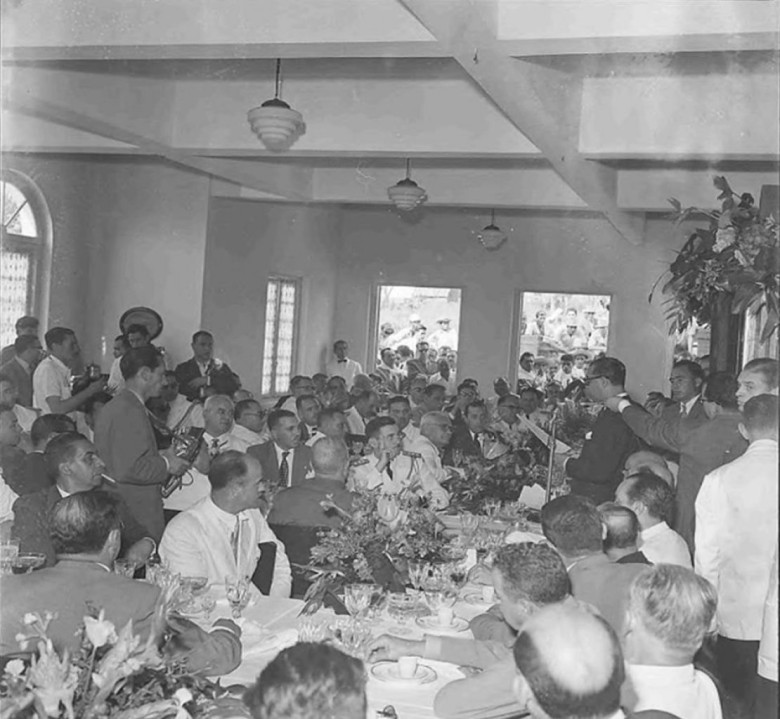 Juscelino Kubitscheck em seu discurso de saudação ao presidente do Paraguai. 
Imagem: Acervo Wagner Dias - Foz do Iguaçu / Facebbok.