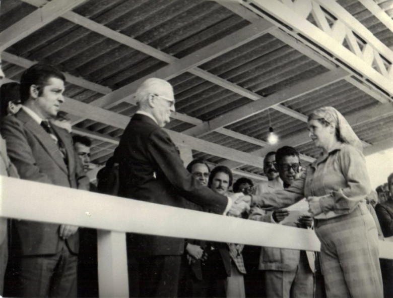 Presidente Ernesto Geisel efetuando a entrega de título de propriedade para uma produtora rural.
