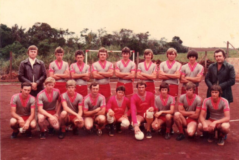 O então Esporte Clube São Marcos, da Linha Heidrich, em dia de inauguração de camisetas doadas pelo empresário Ilo Darci Weirich e pelo vereador Ariovaldo Luiz Bier.
Da esquerda a direita, em pé: empresário Ilo Darci Weirich, 2º - não identificado, 3º - ... Vorpagel, 4º - não identificado, 5º - Valdemar Vorpagel, 6º e 7º - não identificados e 8º - vereador Ariovaldo Luiz Bier. 
Agachados: 1º e 2º - não identificados; 3º - ... (Chico) Vorpagel; 4º, 5º, 6º e 7º - não identificados; 8º - Delcio Vorpagel  e 9º - não identificado. 
Imagem: Acervo Clarice Vorpagel