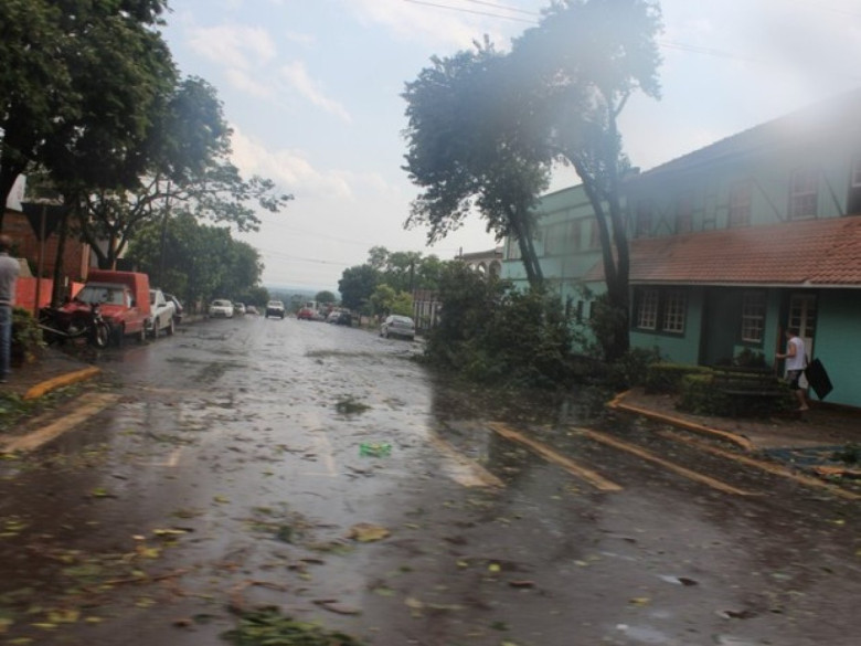 Rua 12 de Outubro a partir da Avenida Rio Grande do Sul. 
À direita, o Hotel Avenida. 
Crédito da imagem: não identificado. 