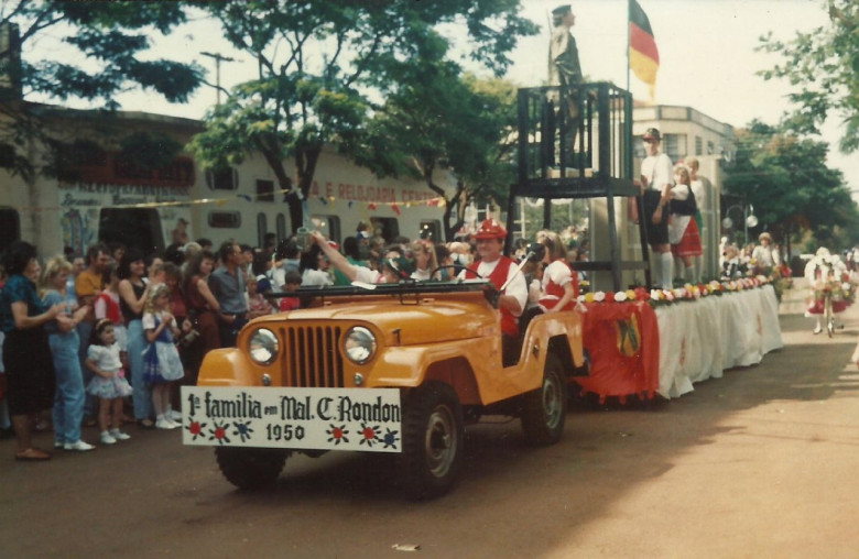 Desfile da família Weirich numa outra Oktoberfest. 
Ao volante, Ilo Weirich. A sua direita, a matriarca  Alice na companhia de netos. Na carreta, ao alto: de soldado Ilário Weirich (Lapo), sobrinho de Benno Weirich. O outro rapaz na carreta é Maurício Paneagua (em memória), filho de Clausia e Acelino Paneagua e neto de Benno e Alice Weirich. 
Imagem: Acervo idem  
