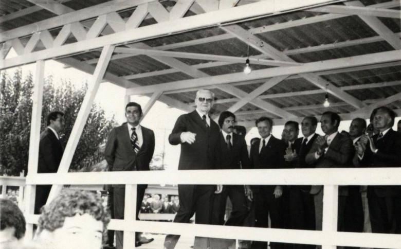 Presidente Geisel chegando ao palanque oficial seguido pelo governador Jaime Canet Júnior
Da esquerda a direita, ao fundo:  1º - não identificado (de bigode), 2º - pastor Gustavo Neumann - da Primeira Igreja Batista, 3º, 4º, 5º e 6º - não identificados; 7º - delegado Alberto Meier (calvo) e vereador Waldi Winter. 
Imagem: Acervo Fundo Fotográfico de Marechal Cândido Rondon.  
