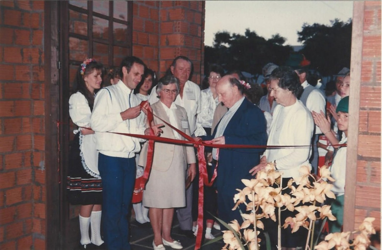 Abertura solene da Exposição.
Da direita a esquerda: Reinilda Fuck, Reinoldo Fuck (entre os dois, a senhora Vera Seyboth, primeira dama), Orsi Pfluck (atrás o esposo Hugo Pfluck) e Harto Viteck.
Imagem: Acervo Memória Rondonense. 