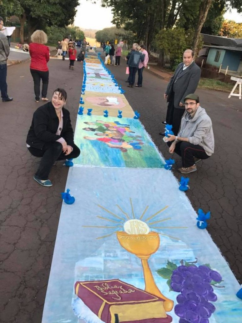 Membros da Comunidade Católica São Francisco, do Jardim Primavera. 
Da esquerda a direita: 
 Luciane Mosconi
 Rinaldi e Alcides Ricieri Rinaldi. E em pé:  Adailton Gonçalves Dias Imagem: Acervo Paróquia Maria  Mãe da Igreja 