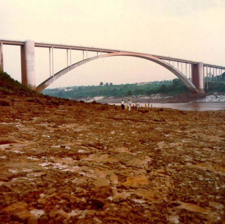 Vista do leito do Rio Paraná junto a Ponte Amizade depois do fechamento das comportas da Usina de Itaipu para a formação do reservatório. 
Imagem: Acervo Edulfo Torres/Waldir Guglielmi Salvan/Facebook