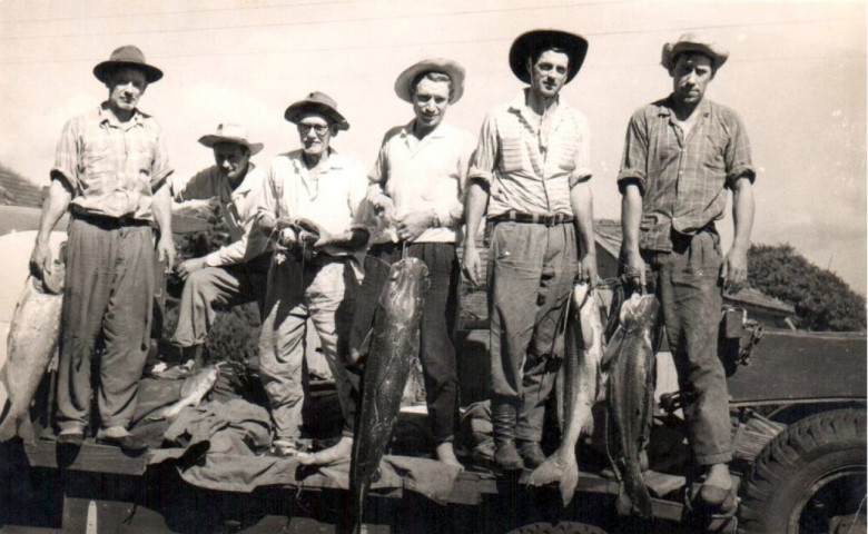 Grupo de pioneiros rondonenses após pesca no Rio Paraná. 
Da esquerda à direita: Helmuth Zarth, 2º - não identificado, 3º - Edmundo Zarth (pai);  4º Auri Osmar Zarth, 5º  Adelmo Zarth e 6º - não identificado. 
Imagem: Acervo Auri Osmar Zarth. 