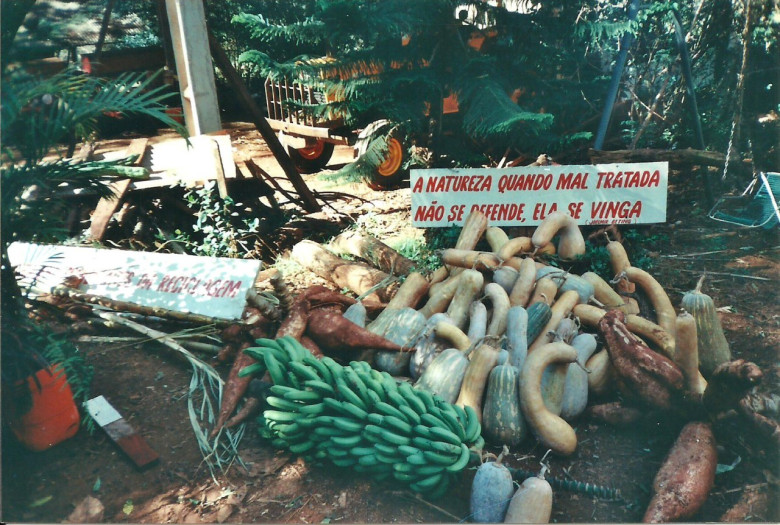 Produtos da Quinta das Seleções sendo preparados para desfile na Festa do Município de Marechal Cândido Rondon.