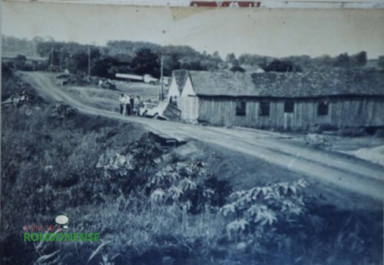 || Serraria pioneira da então Vila de General Rondon, de propriedade da Família Pydd. O último proprietário foi Francisco Müller. Está localizada a Avenida Rio Grande do Sul, em frente ao Parque Ecológico Rudolfo Rieger. Imagem: Acervo Família Seyboth