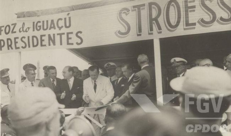 Momento da assinatura do termo do convênio entre o Brasil e o Paraguai para a construção da Ponte da Amizade.
Imagem: Acervo Wagner Dias - Foz do Iguaçu. 