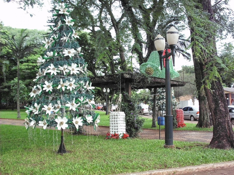 Pinheiro artificial na entrada da Praça Willy Barth, na esquina da Avenida Maripá e Rua Sergipe. 
Imagem: Acervo Memória Rondonense