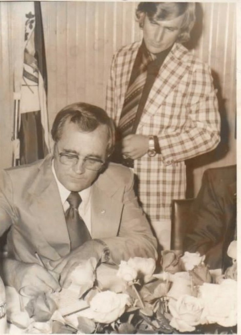 Vereador Verno Scherer assinando o termo de posse como prefeito interino de Marechal Cândido Rondon.
Ao fundo, o vereador Elio Lino Rusch, primeiro secretário da Câmara Municipal. 
Imagem: Acervo Rogério Scherer  
