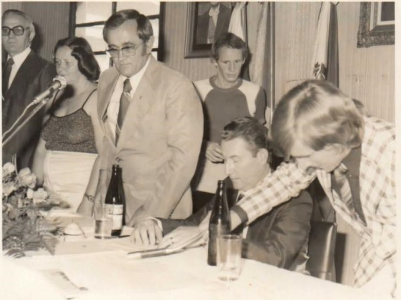 Da esquerda a direita: Almiro Bauermann, Ivene Scherer, Verno Scherer, Ademar Dahmer (fundos), secretário-executivo da Cãmara Municipal; vereador Ilmo Weiss, presidente da Sessão Solene de Posse; e vereador Elio Lino Rusch . 
Imagem: Acervo Rogério Scherer