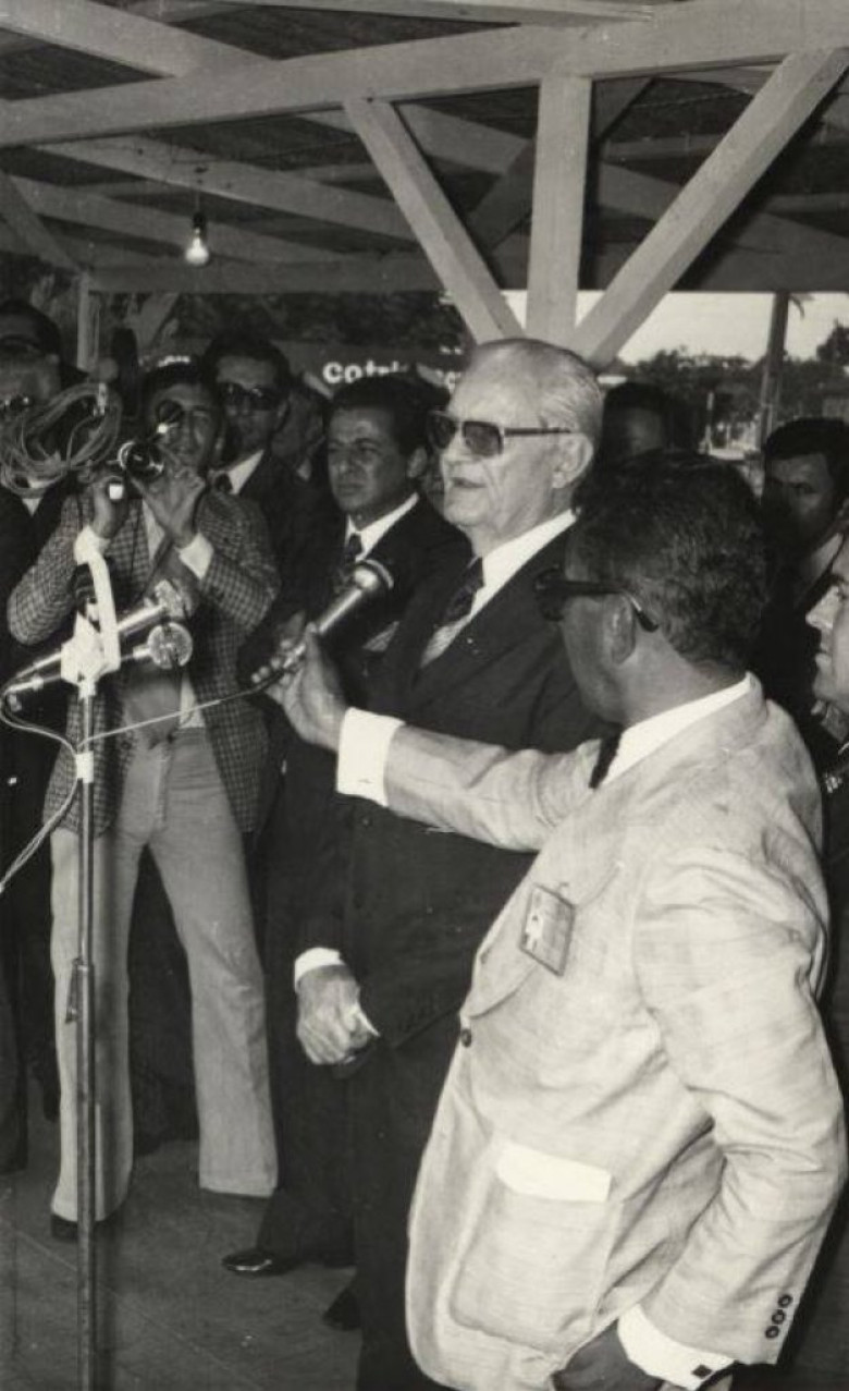Mais um instante do discurso do Presidente Geisel. 
Imagem: Acervo Fundo Fotográfico de Marechal Cândido Rondon. 
Imagem: Acervo Fundo Fotográfico de Marechal Cândido Rondon. 