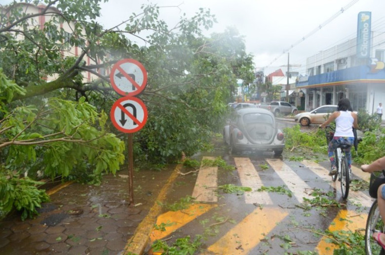 Avenida Rio Grande do sul esquina com a Rua Tiradentes.  
Acervo: O Presente - Crédito da imagem: não identificado. 
