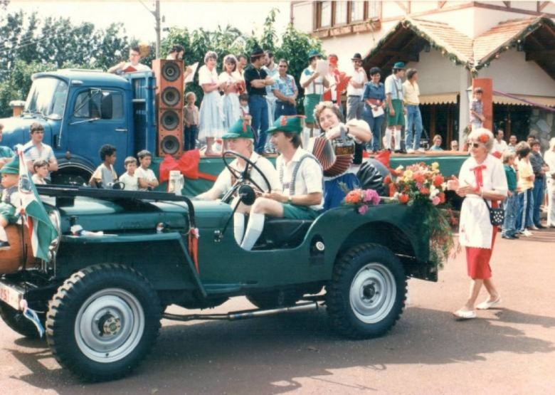 Desfile da pioneira Alice Weirich (com sanfona) e os filhos Pedro Oscar (ao volante) e Marcos (Paquito)   e e Imagem: Acervo Edite Feiden