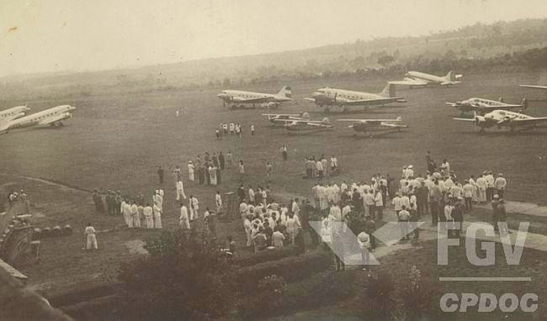 Aeronaves no aeroporto de Foz Iguaçu na data da celebração do convênio entre o Brasil e o Paraguai para a construção da Ponte da Amizade. 
Imagem: Acervo Wagner Dias - Foz do Iguaçu / Facebook.
