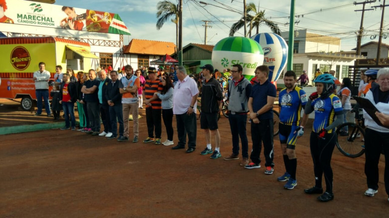 Solenidade de largada da 7ª etapa do 5º Circuito Regional de Cicloturismo - etapa de Marechal Cândido Rondon. 
Da esquerda a direita: 1º Reiner Seyboth, secretário municipal de Planejamento; 2º, 3º, 4º, 5º e 6º - não identificados; 7º - Juliano Bortolon, Chefe de Gabinete da Prefeitura Municipal de Marechal Cândido Rondon; 8º - Elemar Hensel, secretário municipal de Administração; 9º - Rogério (Picão) Scherer, representante do Deputado Estadual Elio Rusch;  10º - Márcio Andrei Rauber, Prefeito Municipal de Marechal Cândido Rondon; 11º - Ilário (Ila) Hofsteatter, vice-prefeito municipal; 12º - Márcia Veit, secretária municipal de Cultura; Sérgio Marcucci, secretário municipal de Indústria, Comércio e Turismo; 14º e 15º - não identificados; 16º - vereador Nilson Hachmann; 17º e 18º - não identificados; e 19º - Dieter Leonar Seyboth, diretor-executivo do Serviço Antônomo de Água e Esgoto - SAAE. 
Imagem: Acervo Imprensa PM-PMC - Crédito: Luiz Fernando Cerny