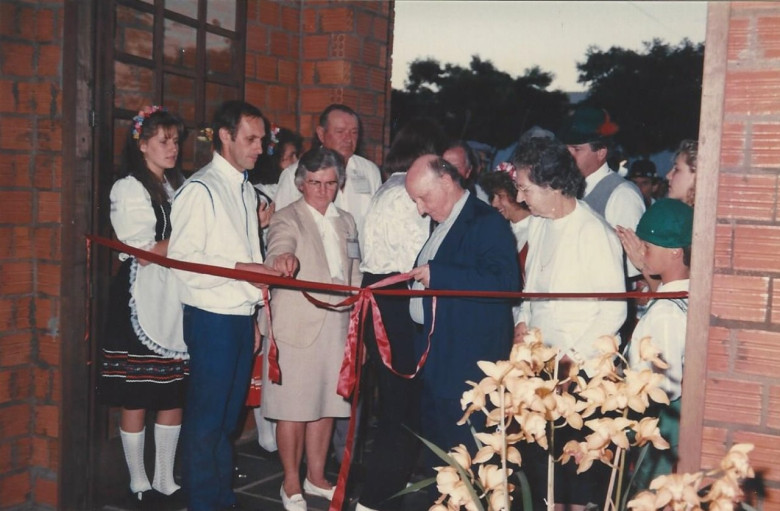 Outro flagrante da abertura da exposição. 
Ao fundo, a professora Lia Dorotéa Pfluck (de óculos). 
Imagem: Acervo Memória Rondonense. 