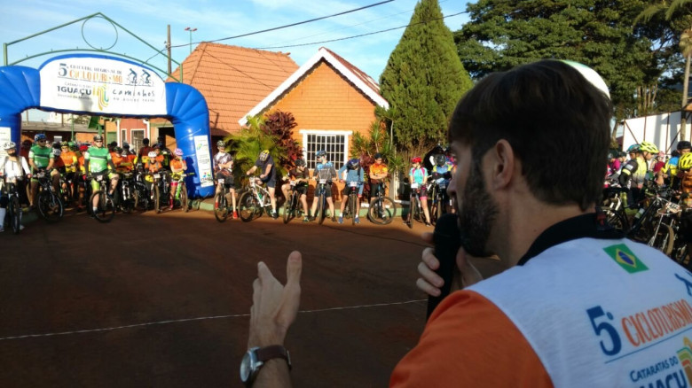 Prefeito Municipal Marcio Rauber saudando os participantes e dando a largada oficial da 7ª etapa do 5º Circuito Regional de Cicloturismo. 
Imagem: Acervo Imprensa PM-MCR - Crédito: Luiz Fernando Cerny