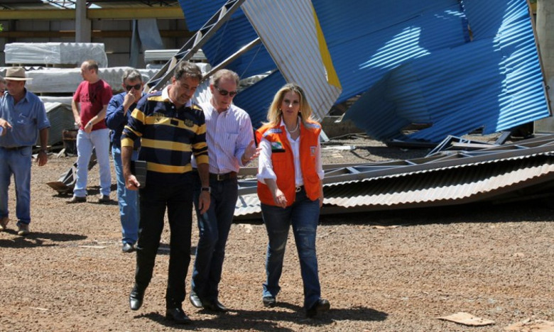 Ministro Gilberto Magalhães Occhi, da Integração Nacional, na companhia do prefeito municipal Moacir Froelich, de Marechal Cândido Rondon, e a vice-governadora do Paraná verificando in loco o prejuízo causado pelo tornado, no dia 21 de novembro. 
Crédito da imagem: não identificado. 