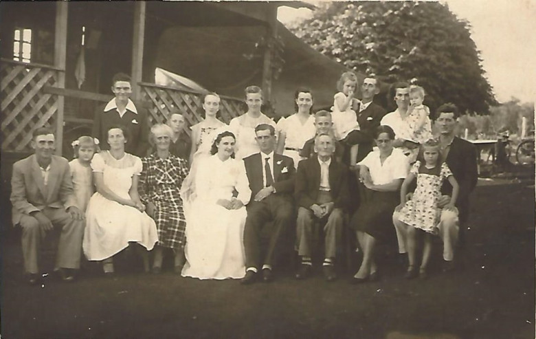 Casamento dos jovens pioneiros Edgar Dietrich e Irene Scheffler, moradores na Linha Guarani, Arroio Fundo. 
Da esquerda a direita, em pé: Erno Holleweger, Edgar Tielp, Norma Dietrich, Melani Tielp, Carlos Tielp (menino), Milita Dietrich (vestido branco), Ernhard Dietrich com a filha Loni no colo, Selma, esposa de Ernhard com a filha Edna no colo. 
Sentados: Alexandre Tielp, Merceni Tielp, Ana Tielp, Ana Liebich, Irene Scheffler (noiva), Edgar Dietrich (noivo), Reinaldo Liebich, Hildegard Dietrich, mãe do noivo; e Leopoldo Dietrich, pai do noivo, com a filha adotiva Elza Holleweger no colo. 
Identificação: Milita Dietrich Luckmann
Imagem: Acervo Milita Dietrich Luckmann