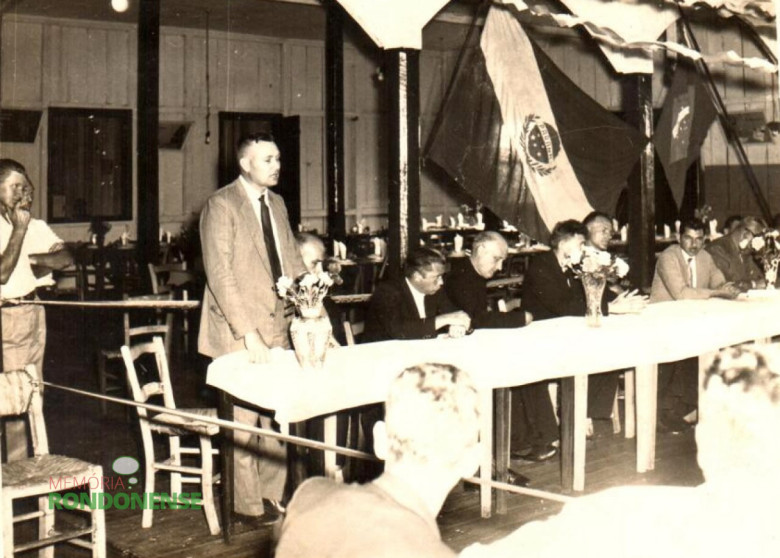 Mesa de Honra da solenidade de posse de Arlindo Alberto Lamb.  Da esquerda para a direita, a 4ª pessoa e a 5ª são Pe. Aloisio Baumeister e pastor Joachim Pawelke, respectivamente. 
Imagem: Acervo idem 
