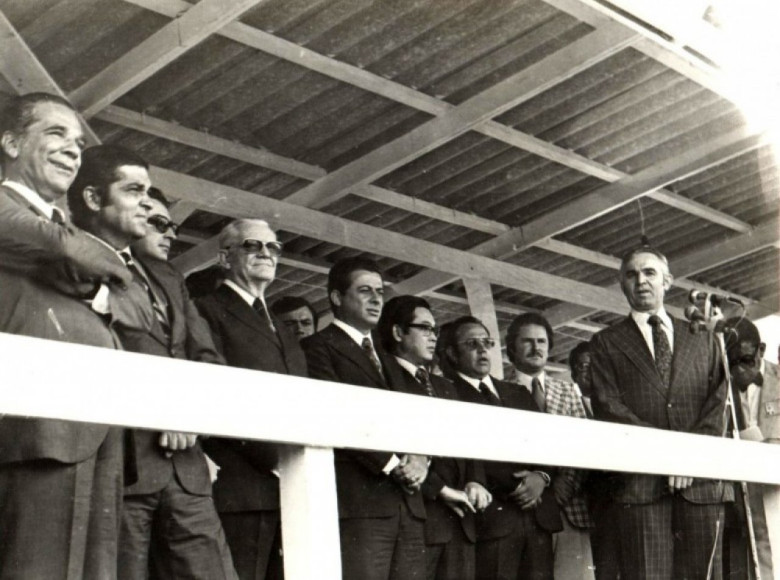 Prefeito municipal Almiro Bauermann saudando as autoridades no palanque oficial. Ao seu lado direito, professor Ilmar Priesnitz (de bigode e casaco xadrez).