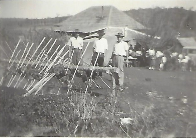 Preparação do churrasco do casamento dos jovens pioneiros Leo Luckmann e Milita Dietrich, que casaram em 26 de julho de 1958. 
Imagem: Acervo Milita Dietrich Luckmann



