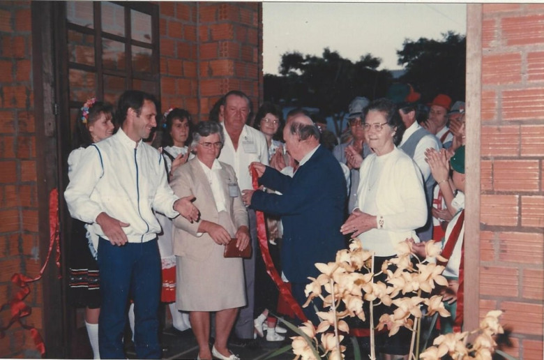 Mais um instantâneo da abertura da exposição. 
Ao fundo,  de chapéu cinza o vice-prefeito Verno Scherer; e a direita, de chapéu vermelho, Itamar Dallagnol. 
Imagem: Acervo Memória Rondonense. 