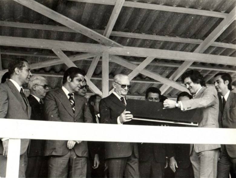 O então deputado estadual Werner Wanderer fazendo a entrega ao Presidente Geisel de um presente - uma faca estilizada criada pela então cutelaria de Gilmar Rotta, estabelecida em Marechal Cândido Rondon - em nome do município .