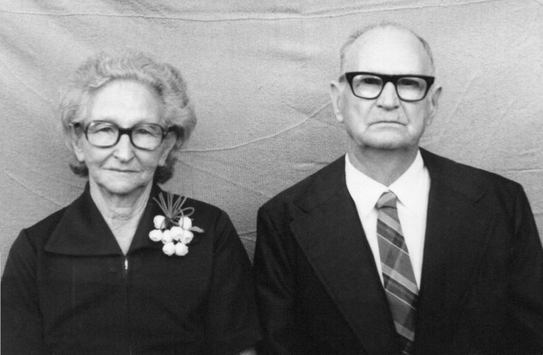 Casal Emma (nascida Schönninger) e João Priesnitz  fotografado por ocasião de suas Bodas de Ouro comemorativas em Marechal Cândido Rondon. 
Imagem: Acervo Brunilda (Bruni) Priesnitz Thessing. 