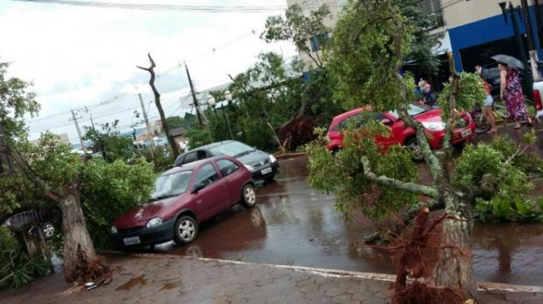 Avenida Rio Grande do sul esquina com a Rua Tiradentes. Ao fundo, o prédio da Casa Rieger. 
Crédito da imagem: não identificado. 
