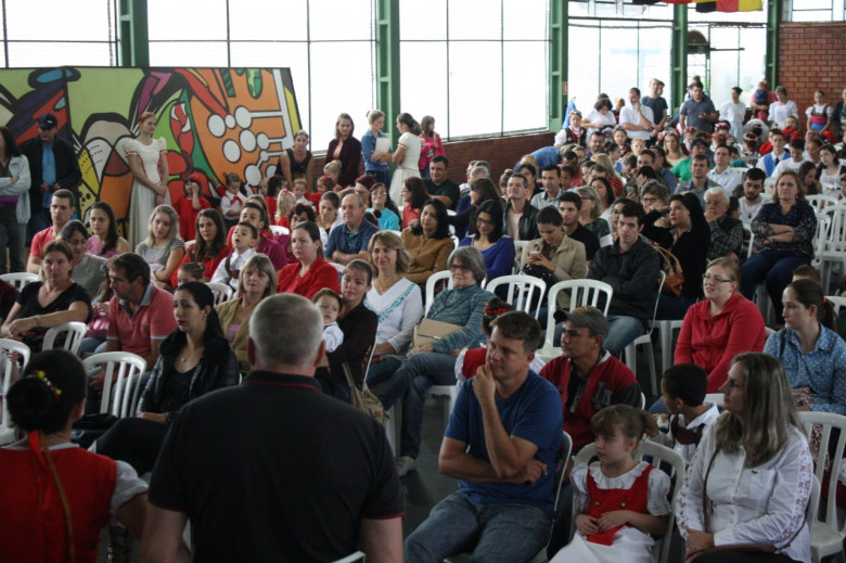 Outro momento da saudação da fundadora do Grupo Raízes. 
Imagem: Acervo Imprensa PM-MCR - Crédito: Luiz Fernando Cerny 