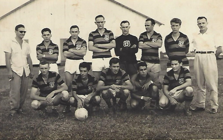 Equipe do extinto Esporte Clube Flamengo, no final da década de 1950. 
Da esquerda a direita, em pé: 1º e 2º- não identificados; 3º - Ulivi Henke; 4º - Norberto Schmidt;  5º a 8º - não identificados. Agachados: 1º a 4º - não identificados; e 5º Valdomiro de Oliveira. 
Imagem: Acervo Clélia Regina Ritter