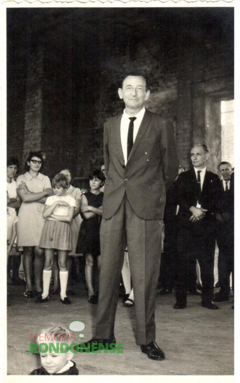 Arlindo Alberto Lamb na igreja da Comunidade Martin Luther, cujo templo estava em construção naqueles tempos para o culto alusivo à sua posse. 
Imagem: Acervo idem 
