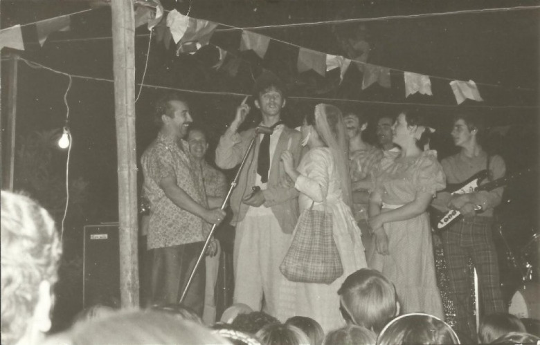 Casamento caipira na festa junina de 1972. 
Da esquerda a direita: o cartorário Levi Martins Gomes - presidente da Comissão de Festejos  do Sesquicentenário da Independência do Brasil em Marechal Cândido Rondon e o professor  Carlos Vanzin, secretário municipal de Educação e Cultura;  o noivo Werner Miguel Güttges (Bengala); a  noiva e guitarista-  não identificados. 
Imagem: Acervo Valdir Sackser