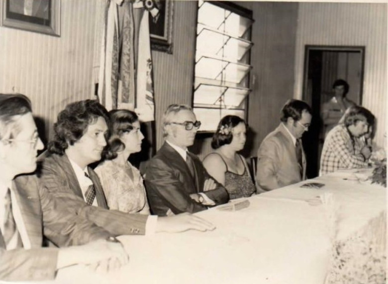 Parte da composição de mesa de trabalhos da Sessão de Posse da Câmara Municipal de Marechal Cândido Rondon, realizada no então Clube Aliança, a Rua São Paulo, esquina com a Rua D. João VI, onde hoje (12.4.2017) o Restaurante Delicia Caseira. 
Da esquerda a direita: Guido Port, presidente do diretório municipal da extinta Arena; deputado estadual Werner Wanderer, Selmira Bauermann; prefeito municipal Almiro Bauermann; Ivene Scherer (esposa do vereador Verno Scherer); Verno Scherer e vereador Elio Lino Rusch. 
Imagem: Acervo Rogério Scherer