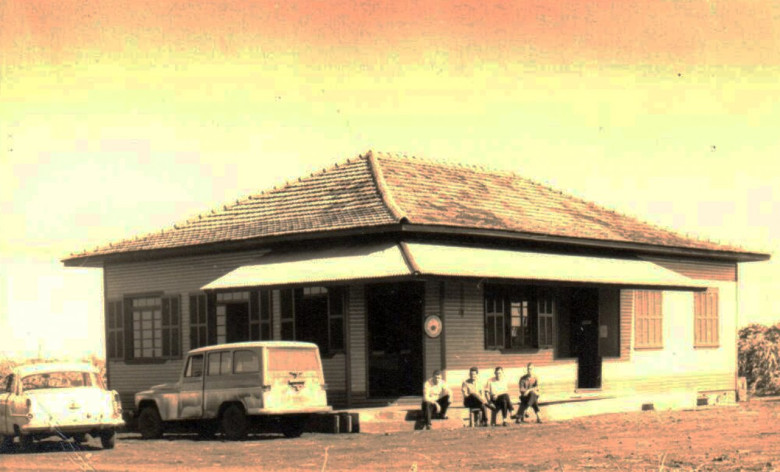 Aspecto do primeiro prédio da Prefeitura de Marechal Cândido Rondon no começo de 1960.  Anos depois a construção teve várias ampliações e ainda permanece no local nesta data (28.09.2016). 
Imagem: Acervo Familia de Arlindo e Norma Lamb