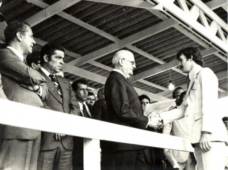 Presidente Geisel entregando o título de propriedade para mais um agricultor.