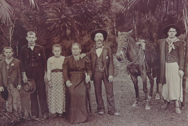 Familia de Emil Priesnitz. 
Da esquerda a direita? João, Rudolf, Ella, Francisca Hanke, Emil Priesnitz e visitante (de cavalo). 
Foto tirada em Linha Brasil, Santa Cruz do Sul. 
Imagem: Acervo Brunilda (Bruni) Priesnitz Thessing 